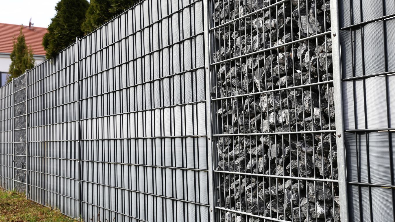 Schmiedeeiserner Zaun vor Bäumen