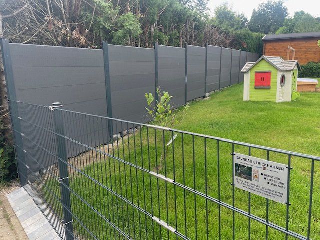 WPC Sichtschutzwand im Garten