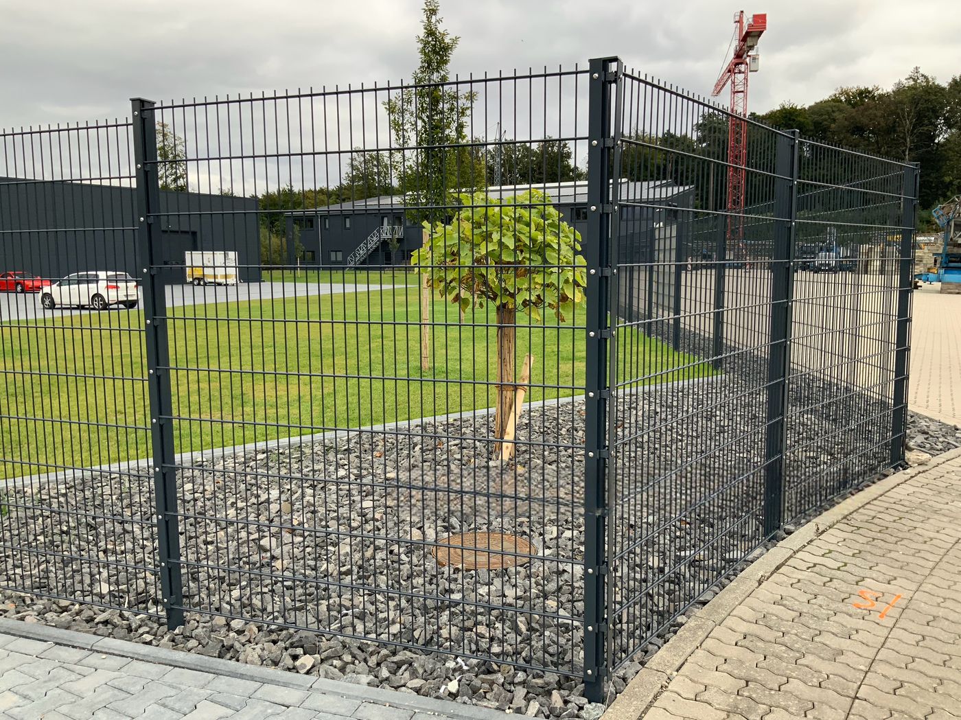 Doppelstabmattenzaun am Firmengelände