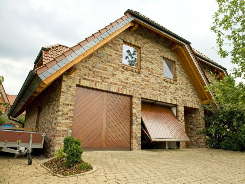 Schwingtor an einer Garage