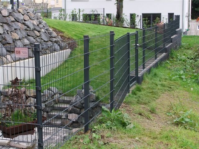 Doppelstabmattenzaun am Hang